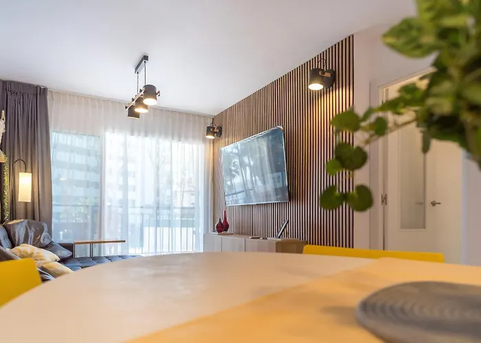 Yellow Fabuloso Andra Torremolinos